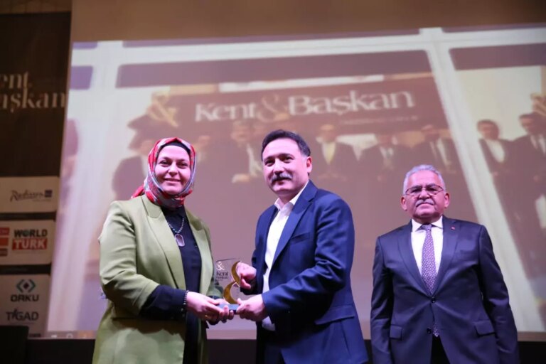 gaziantep-belediye-baskanina-ortez-protez-merkezi-ile-odul-WXbXtMmj.jpg