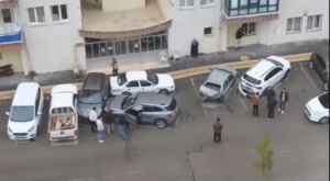 sivasta yagmurlu havada kontrolu kaybeden arac park halindeki 5 araca carpti SJiHMRah.jpg